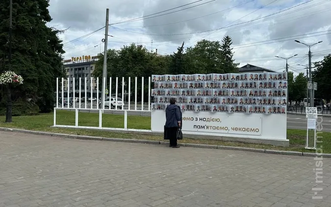 У центрі Луцька почали розширювати стенд безвісти зниклих