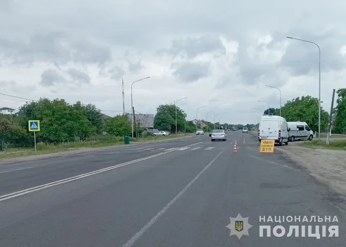 У Луцькому районі бус збив школярку на переході (фото)