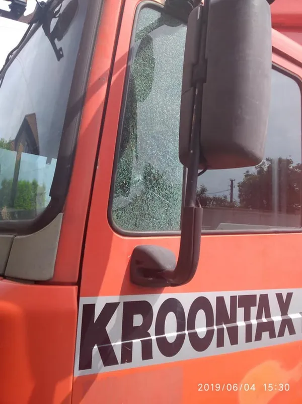 Стріляли по шпаках, влучили у вікно: під Луцьком обстріляли автівку (фото)