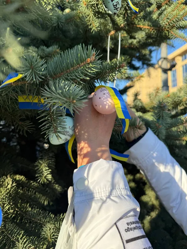 «Великодня надія»: у Луцьку рідні полонених та зниклих безвісти Героїв влаштували акцію (фото)