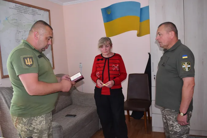 На Волині матері загиблого воїна передали його орден «За мужність» (фото)