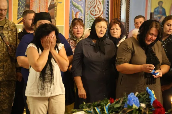 Весільний коровай на труні та згорьована родина: у Луцьку попрощалися з воїном Дмитром Павловичем (фото)