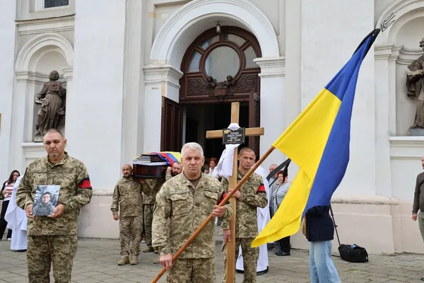 Приїхав з іншого кінця світу, аби стати солдатом: у Луцьку попрощалися з добровольцем із Колумбії (фото, відео)