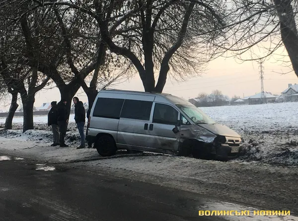 Вилетів у кювет: у Луцьку зіткнулися дві іномарки (фото)