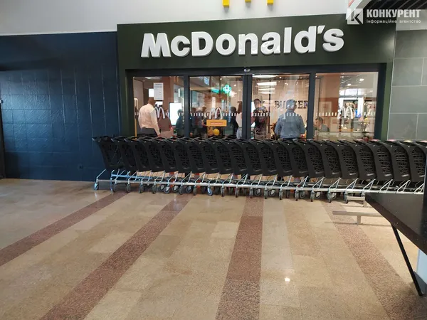 Черга в луцький McDonald's: натовп людей і нервозність (фото)