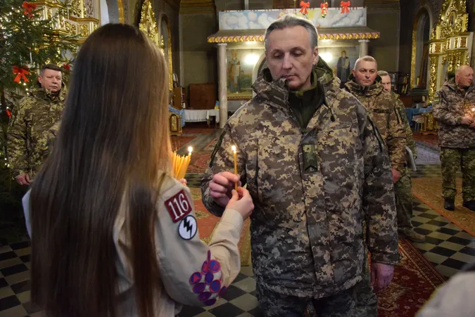 Луцькі пластуни передали прикордонникам Вифлеємський вогонь (фото)