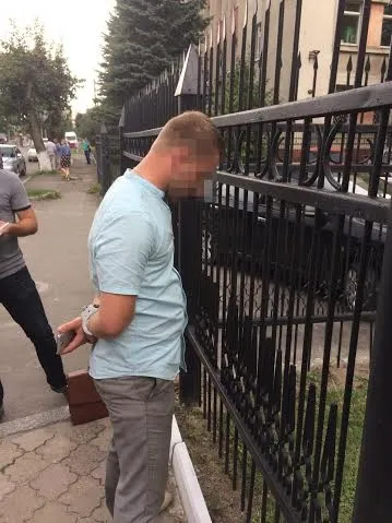 З'явилося фото й відео затримання слідчого-хабарника в Луцьку