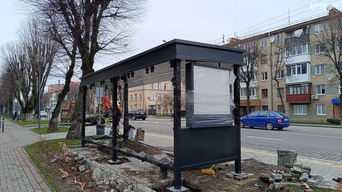 У Луцьку на проспекті Волі встановлюють ще одну розумну зупинку (фото)