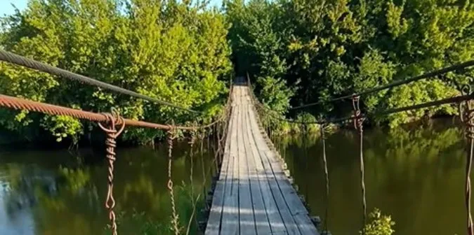 Підвісний міст через річку Горинь у селі Чудви