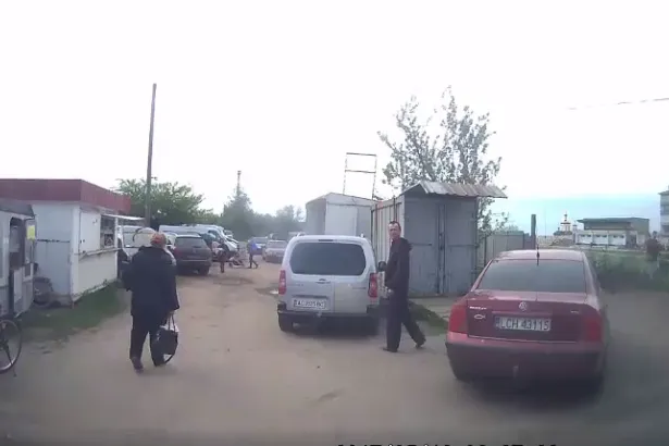 На Волині люди пересунули авто, щоб звільнити шлях медикам (відео)