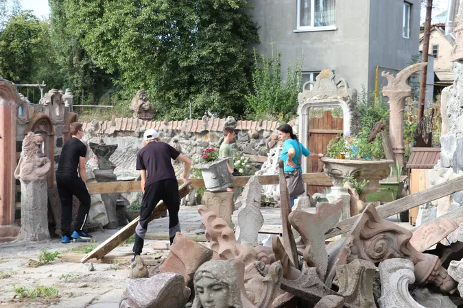 У Луцьку навели лад біля будинку скульптора Голованя (фото)