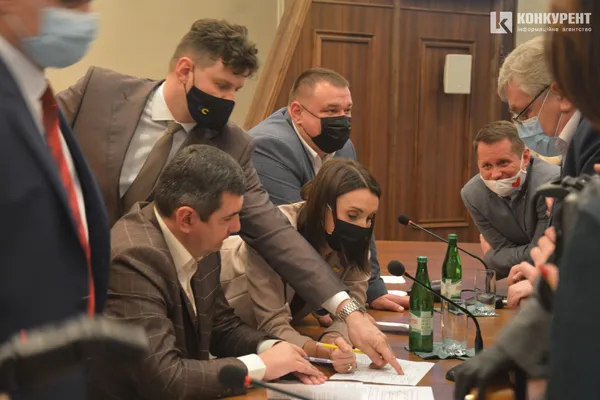 Із селфіками, масочками та невеличким скандальчиком на фінал: перша сесія Волиньради (фото)