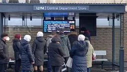 У центрі Луцька перевіряють, чи нова зупинка справді розумна (фото)