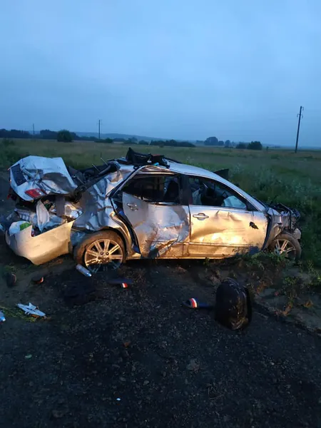 Автівку зім’яло і знесло з дороги: на Волині водій врізався в острівець безпеки (фото)