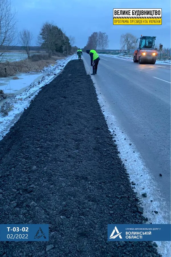 Між Положевим і Любомлем: на найдовшому автошляху Волині облаштовують узбіччя (фото)
