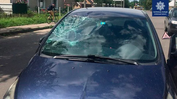 Різко змінив напрямок руху: у Луцьку авто збило велосипедиста (фото)