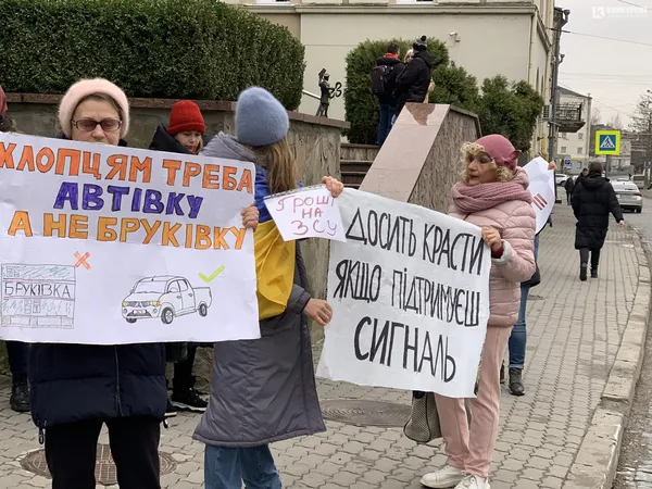 У Луцьку – мітинг під мерією: чого хочуть активісти цього разу (фото)