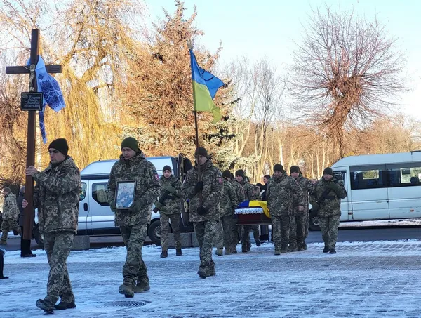 Майже 14 місяців очікування: у Ковелі попрощалися з воїном Романом Ющенком (фото)
