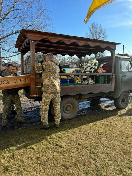 Двоє маленьких дітей лишилися без тата: на Волині попрощалися із воїном Андрієм Симчуком (фото)