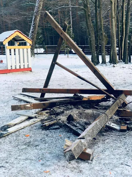 На Волині відпочивальники-вандали спалили паркан та гойдалку (фото, відео)