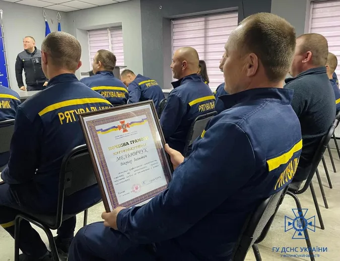 За мужність і героїзм: на Волині нагородили ліквідаторів наслідків ворожих обстрілів (фото)
