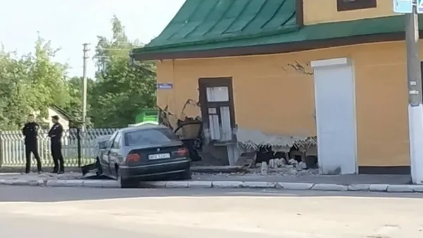 На Волині «беха» серед ночі «влетіла» в будинок (фото)
