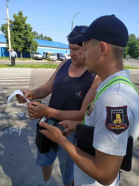 Луцькі муніципали навели лад із паркуванням біля авторинку (фото)