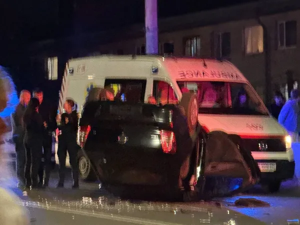У Луцьку Audi в’їхав у службове авто поліції: машина перекинулася на дах (фото)