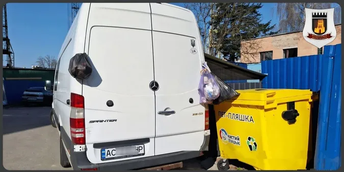 У Луцьку розлючені на водія мешканці навішали пакети зі сміттям йому на бус (фото)