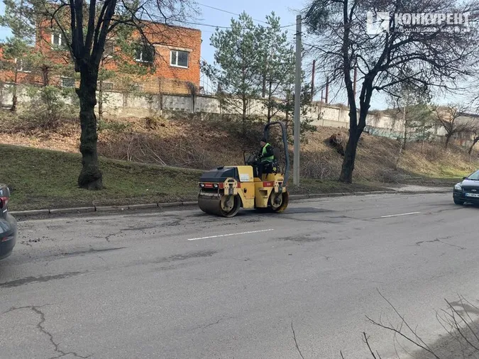 Рух ускладнений: у Луцьку ремонтують одну з вулиць (фото)