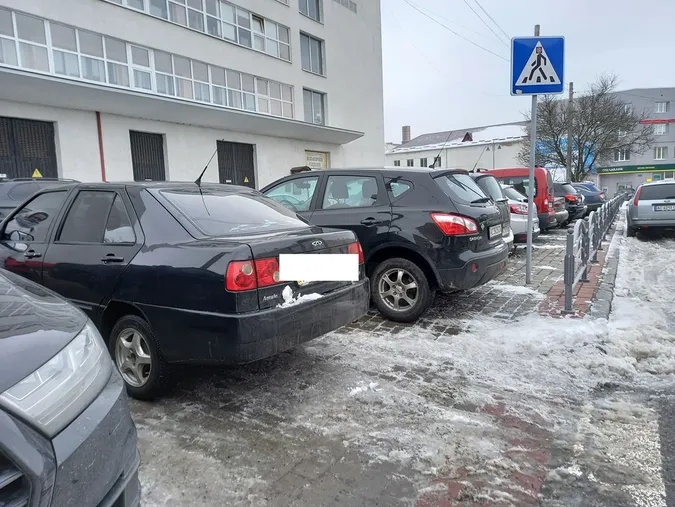 Паркохам залишив авто на переході у центрі Луцька (фото)