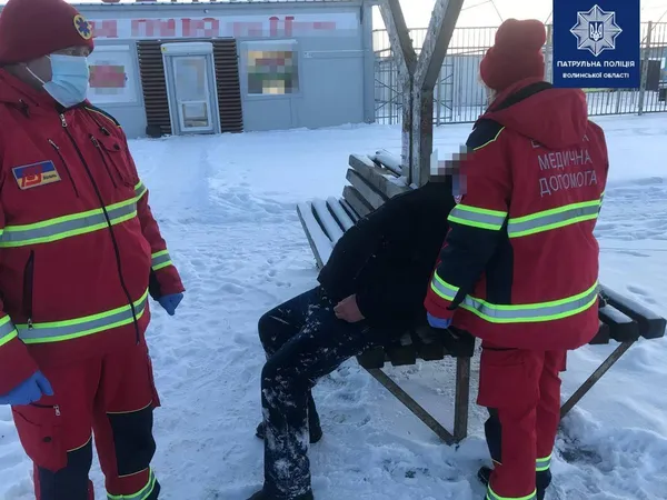 Лежав у снігу і не міг встати: п'яного волинянина врятували від морозу (фото)