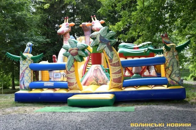 У луцькому парку запрацювали нові атракціони (фото)