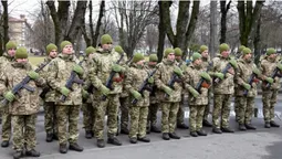 Юні та не дуже: у Луцьку новобранці-прикордонники склали присягу (фото)