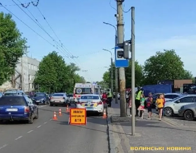 У Луцьку на Ковельській авто збило 7-річну дівчинку: який стан дитини (фото)