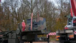 На Волині вантажівку з кювету діставали кранами (фото)