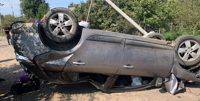 На Волині «рено» протаранило паркан і стовп й перекинулось – семеро травмованих (фото)