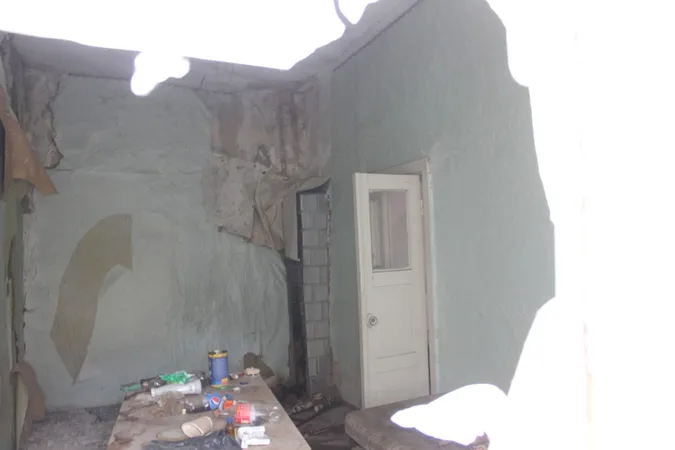 Луцьк: в будинку у Старому місті знову поселилися безхатьки (фото)