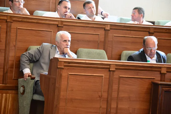 ...уважно слухав свободівця Святослав Кравчук...
