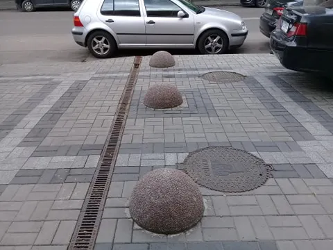 У Луцьку біля прокуратури встановили обмежувачі (фотофакт)