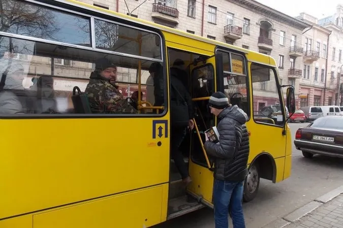 Водій луцької маршрутки придавив дитині ногу дверима