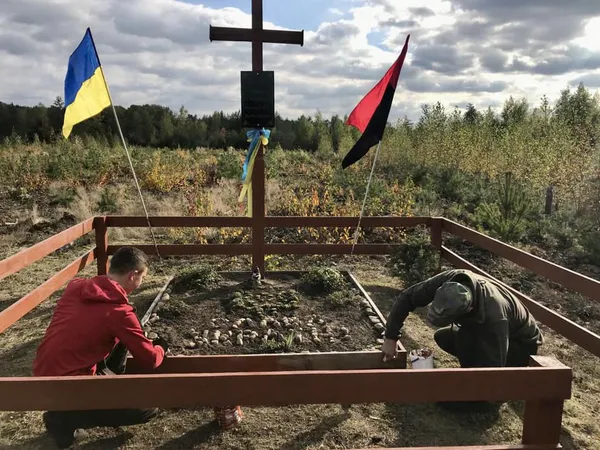 Волинські лісівники з дітьми впорядкували місце поховання 12 Героїв УПА (фото)