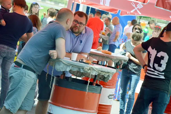 «Купа» їжі, концерт та запальні танці – «ПортCity» святкує день народження (фото, відео)