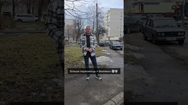 Хаос на парковці та розбиті доріжки: що не так із двором на Газюка у Луцьку (відео)