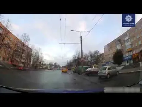 У Луцьку маршрутка «пролетіла» на червоне світло (відео)