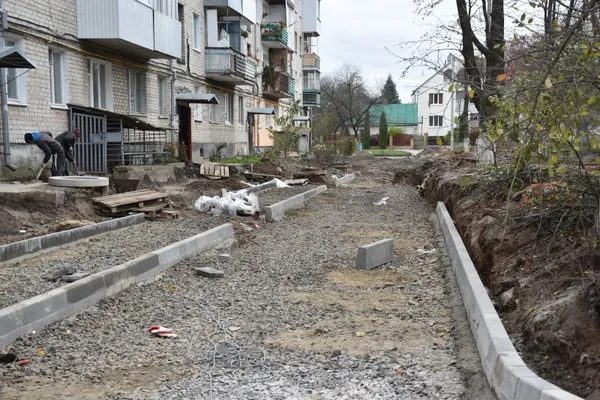 У Луцьку продовжують ремонтували вулиці та двори (фото)