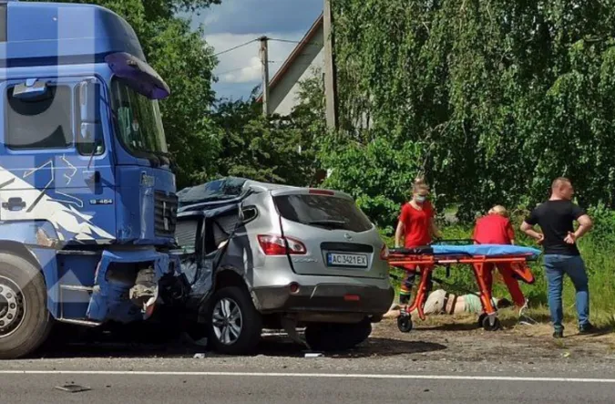Біля Луцька – смертельна ДТП: легковик врізався в фуру (фото, відео)
