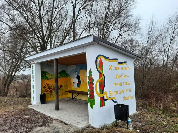Красиво і зручно: у маленькому селі на Волині відновили зупинку (фото)