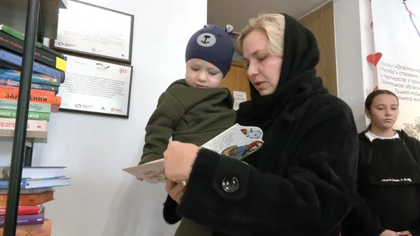 У Луцьку дружина загиблого бійця подарувала бібліотеці серію книг на 35 тисяч (відео)