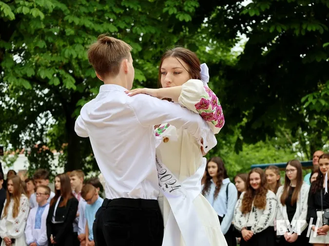 У Нововолинську для учнів пролунав останній дзвоник (фото)